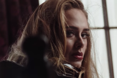 Adele presenta nueva canción conmovedora ‘Hold On’ en anuncio navideño de Amazon