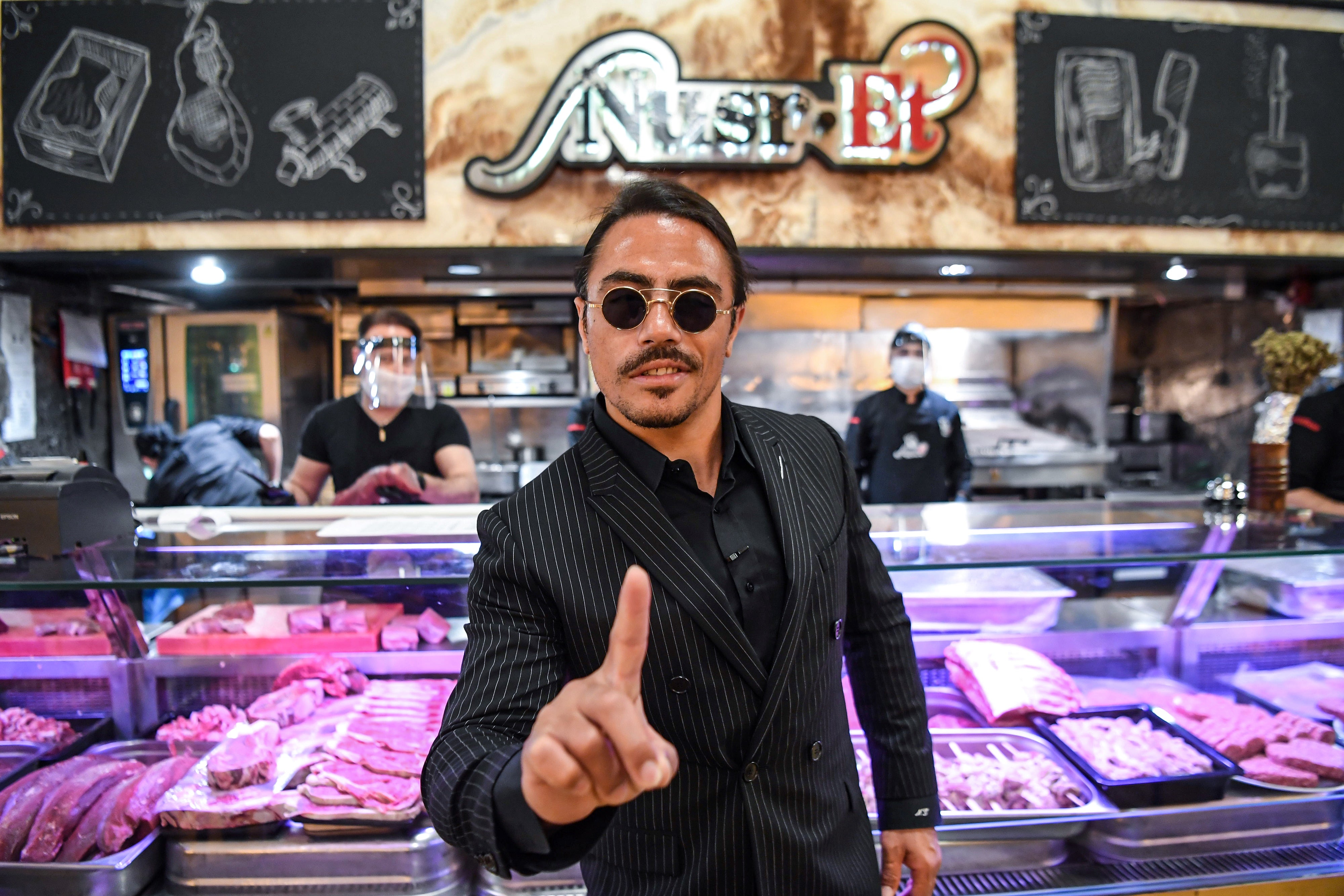 Old sorpresa de un cliente por una cuenta de $50.000 en nuevo restaurante de Salt Bae divide a la gente