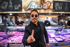 La sorpresa de un cliente por una factura de $50,000 en nuevo restaurante de Salt Bae divide a la gente