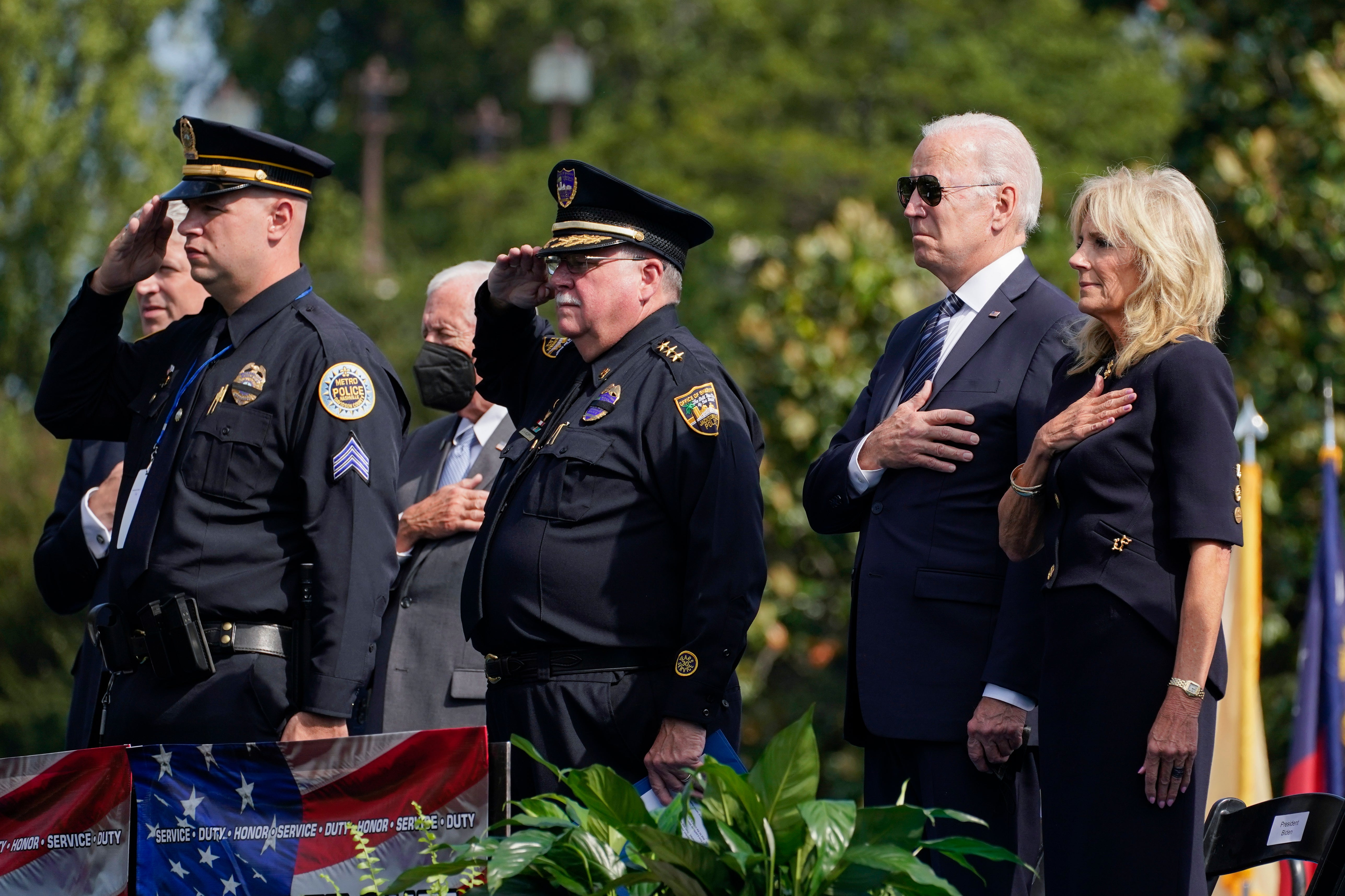 “Gracias a ustedes la democracia sobrevivió”: Biden elogia a la policía por “poner sus cuerpos en peligro” para detener disturbios proTrump