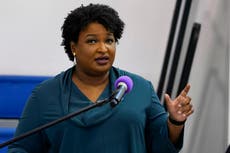 Ahmaud Arbery: Jurado “vio maldad en los corazones de los asesinos” dice Stacey Abrams tras condenas de tres hombres blancos por asesinato