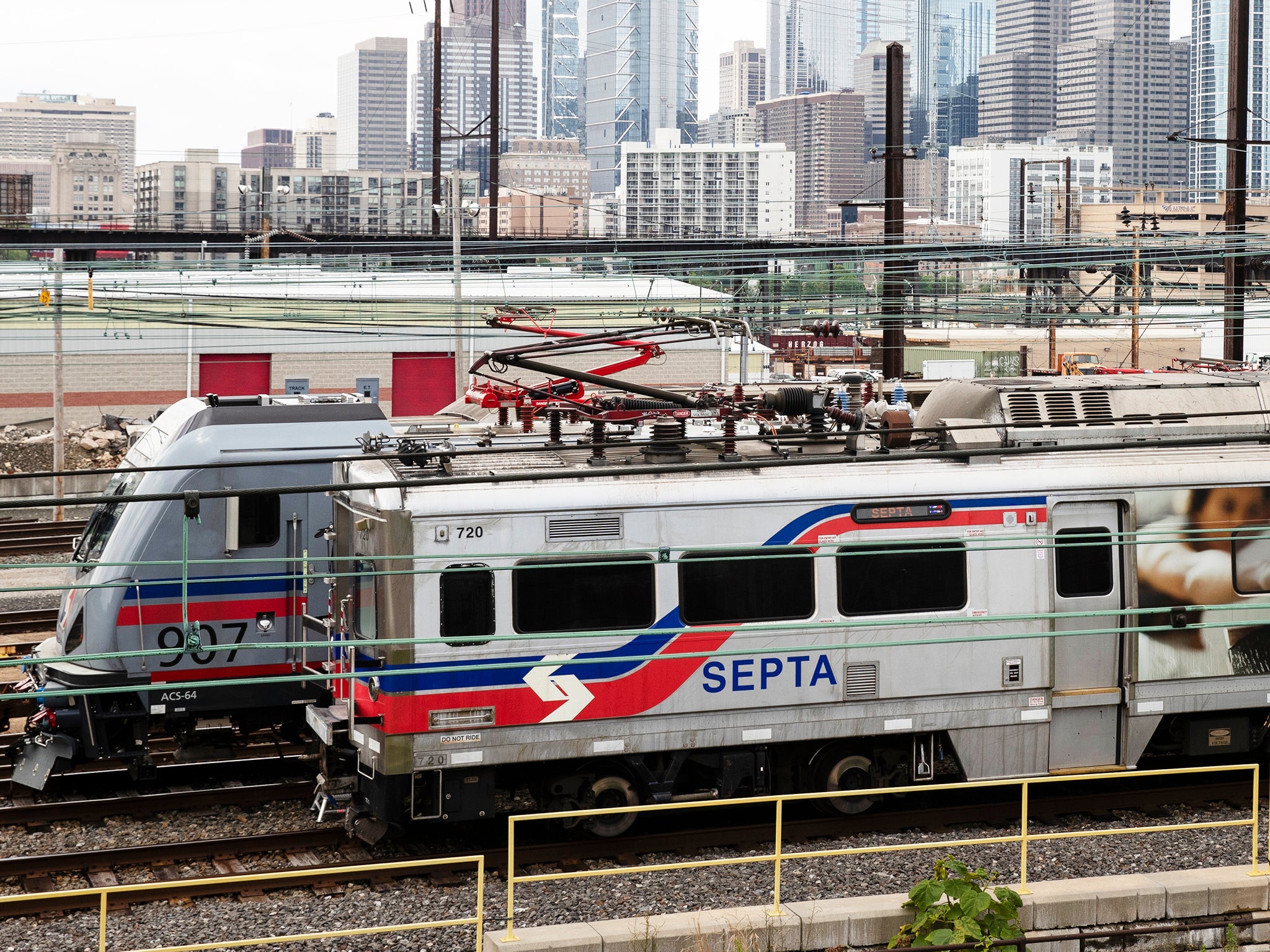 Policía dice que una mujer fue violada en tren de Pensilvania mientras otros se sentaban sin hacer nada