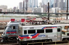 Policía dice que una mujer fue violada en tren de Pensilvania mientras otros se sentaban sin hacer nada