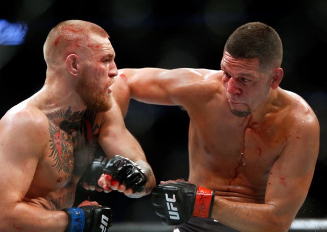 Conor McGregor y Nate Diaz pelean durante su revancha de peso welter en el UFC 202 en 2016