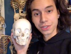 TikToker vende huesos humanos, incluidos cráneos de fetos, y desata debate sobre ética