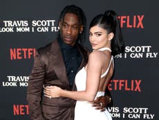 ‘Travis y yo estamos devastados’: Kylie Jenner emite declaración después de muertes en Astroworld