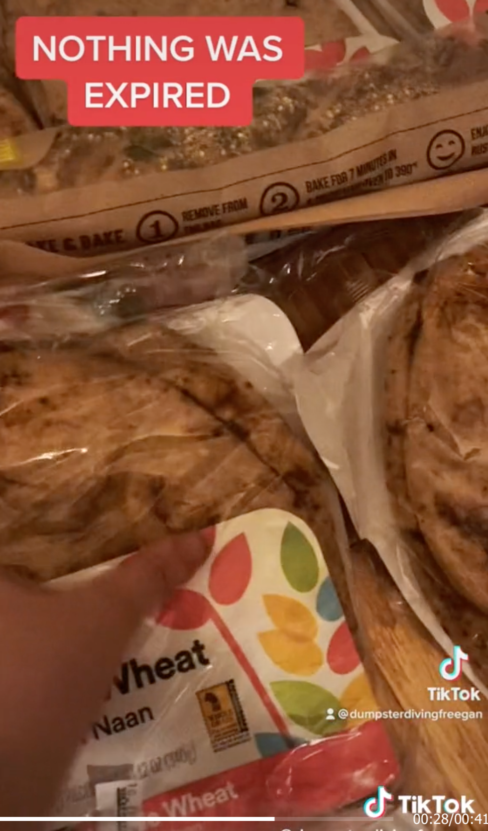 Un TikTokker encontró docenas de paquetes de alimentos de Whole Foods que no habían caducado en un contenedor de basura
