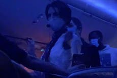 Antivacunas saca micrófono de su equipaje y despotrica contra el COVID-19 en pleno vuelo