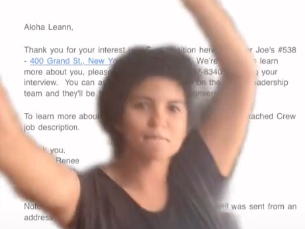 Mujer hispana afirma que le ofrecieron una entrevista de trabajo en Trader Joe’s tras afirmar ser caucásica