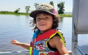 Policía continúa la búsqueda de un niño desaparecido tras encontrar el cuerpo de la madre en el jardín trasero