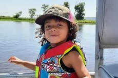 Policía continúa la búsqueda de un niño desaparecido tras encontrar el cuerpo de la madre en el jardín trasero