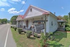 Un grupo misterioso de YouTubers está tratando de comprar una pequeña ciudad en la zona rural de Tennessee