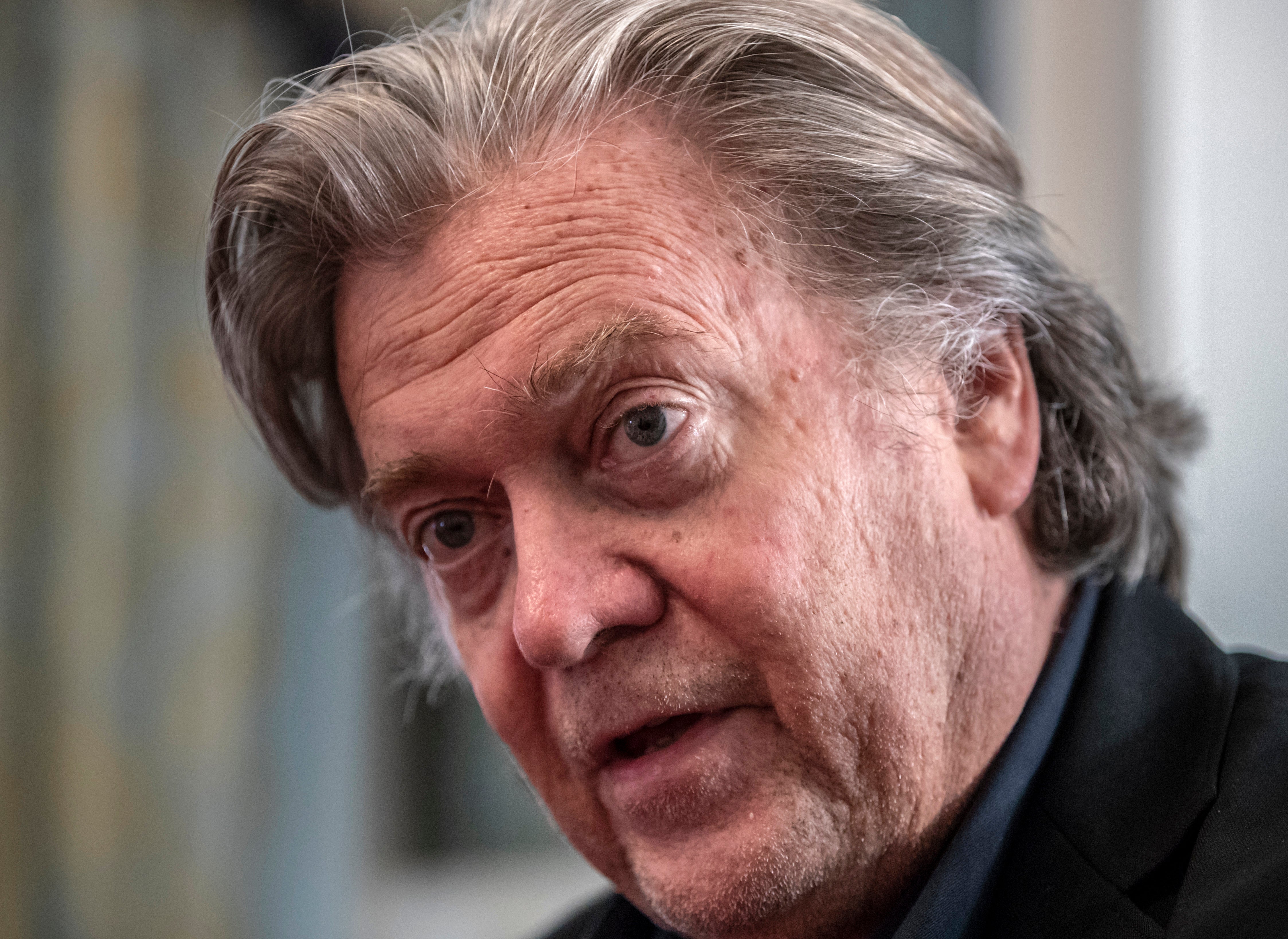 Steve Bannon se hizo amigo de Epstein porque creía que era un espía, afirma un informe