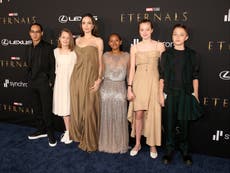 Hija de Angelina Jolie llevaba vestido que usó su madre en los Premios Óscar en el estreno de Eternals