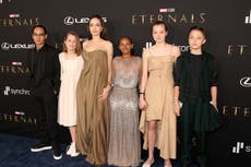 Hija de Angelina Jolie llevaba vestido que usó su madre en los Premios Óscar en el estreno de Eternals