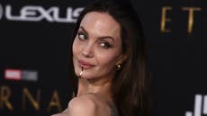 Angelina Jolie usa ‘brazalete de barbilla’ que divide opiniones en la alfombra roja