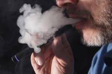Cigarrillos electrónicos no ayudan a las personas a dejar de fumar, según una nueva investigación
