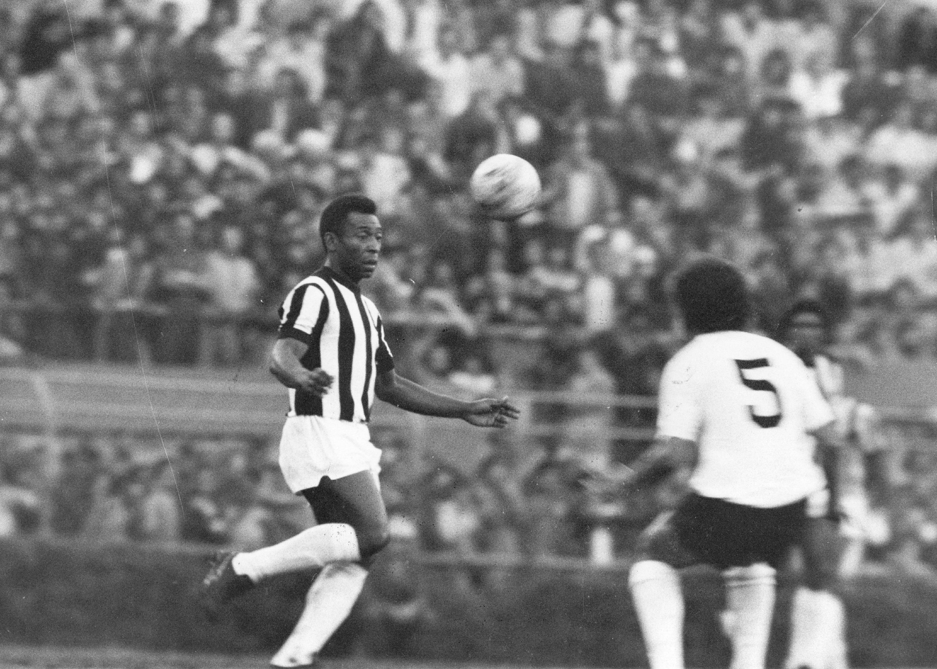 Una máquina de hacer goles: Pelé, aquí en 1971, fue durante 18 años un rematador letal para el Santos