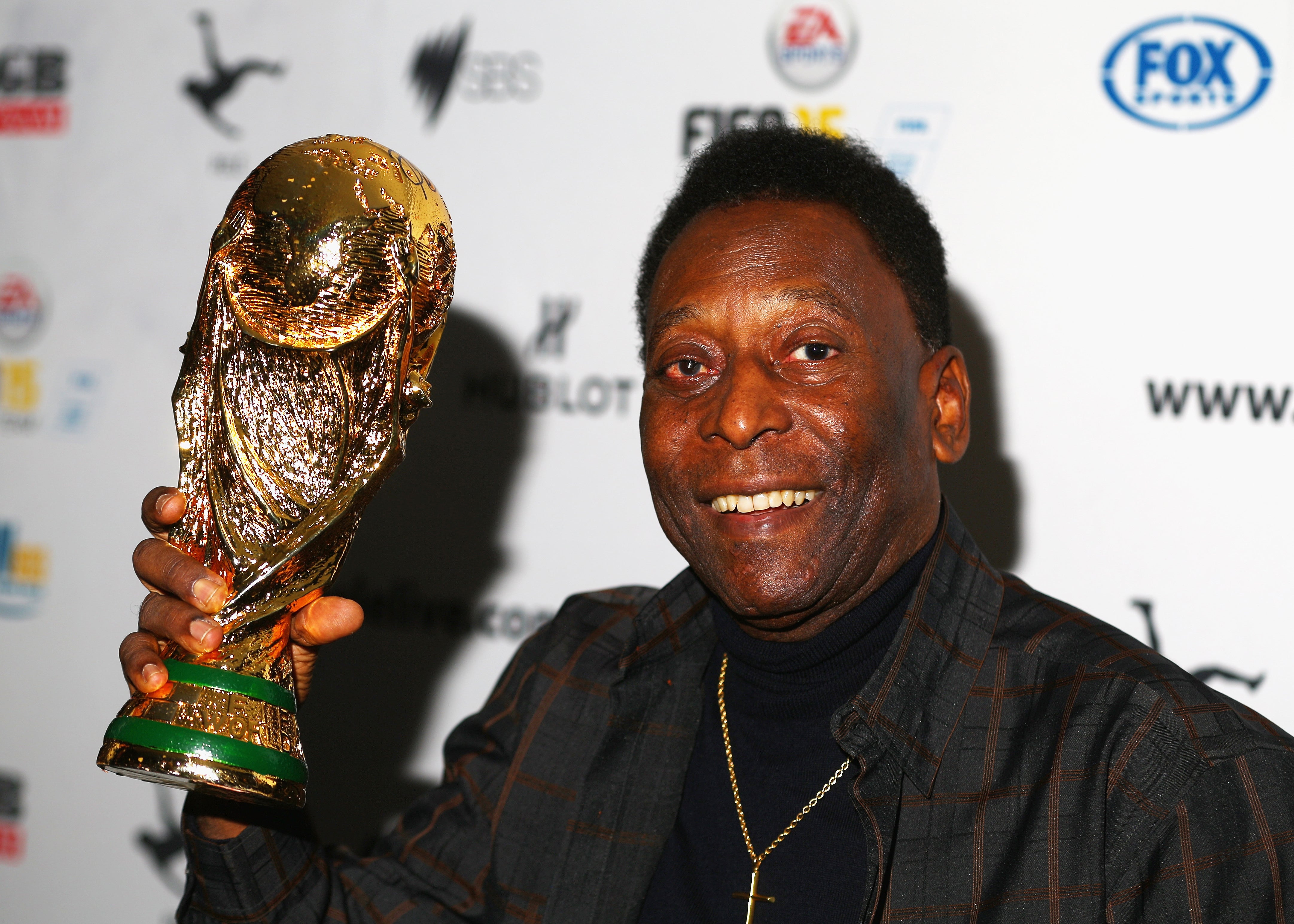 Pelé sostiene una réplica del trofeo de la Copa del Mundo durante una rueda de prensa en Melbourne en 2015