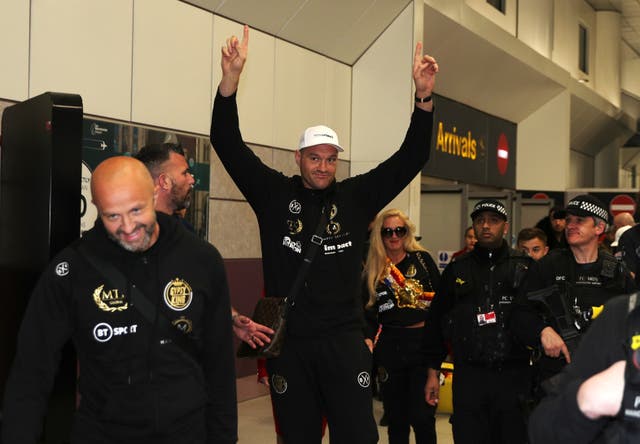 Tyson Fury, en la foto reconociendo a la multitud en el aeropuerto de Manchester después de regresar de su pelea de trilogía con Deontay Wilder, podría regresar al ring la próxima primavera (Peter Byrne / PA)