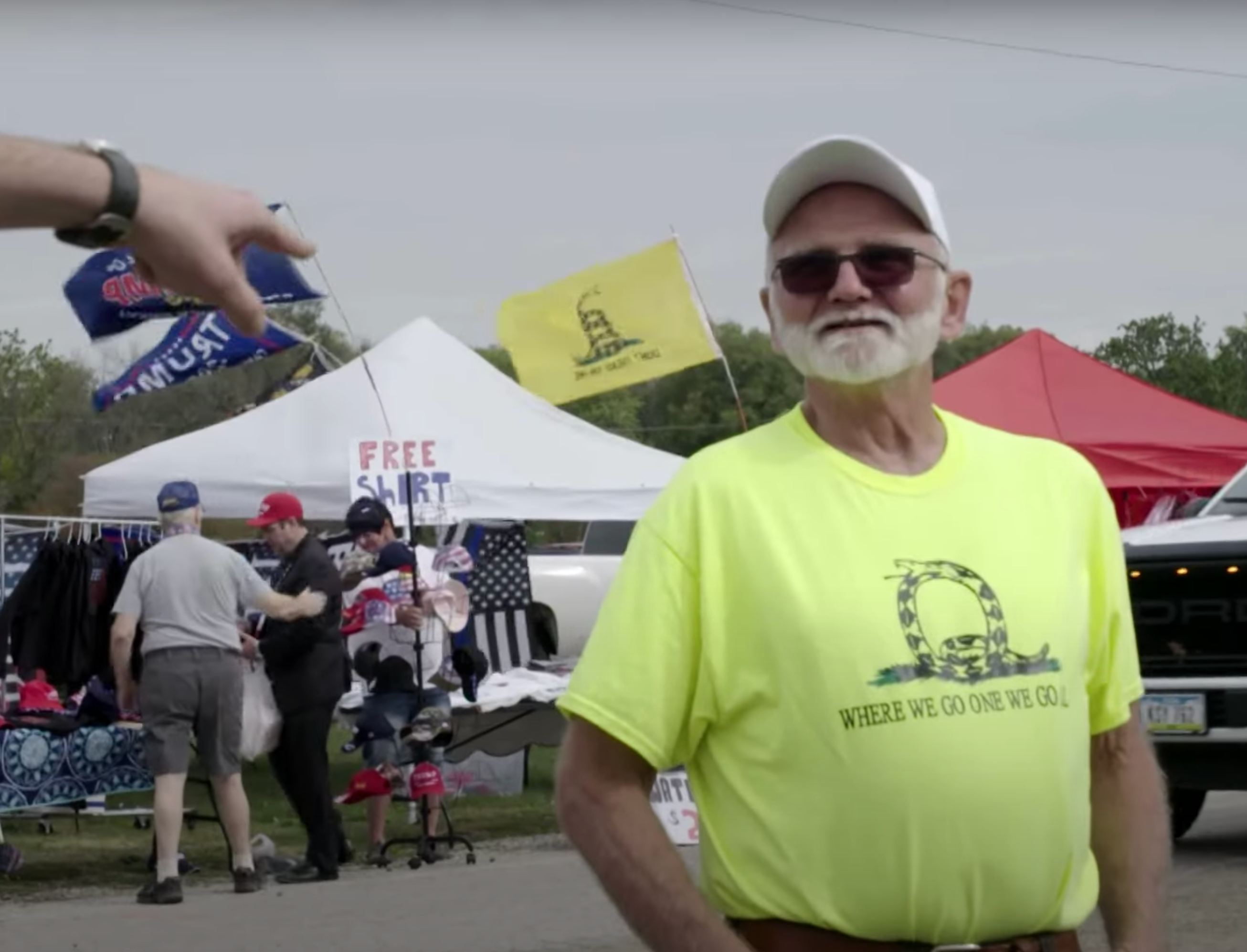Fan de MAGA dice que Trump sigue volando en el Air Force One en una extraña entrevista en el Daily Show