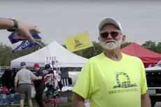 Fan de MAGA dice que Trump sigue volando en el Air Force One en una extraña entrevista en el Daily Show