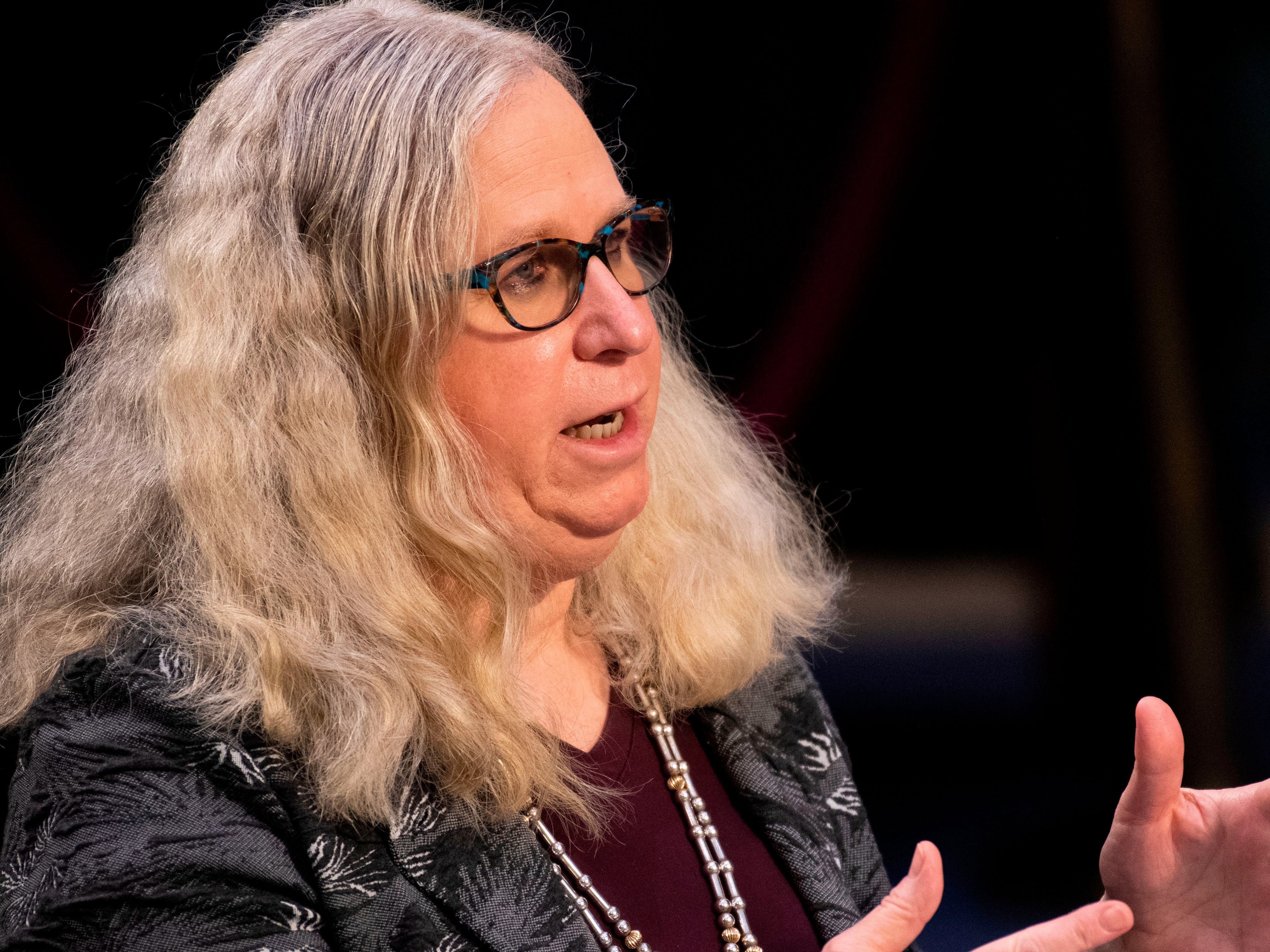 Rachel Levine se convierte en la primera almirante de cuatro estrellas abiertamente transgénero de EE.UU.