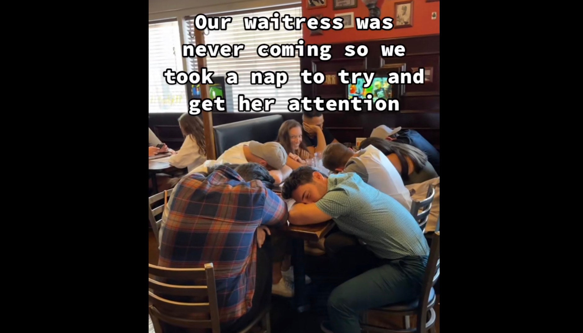 Estrella de TikTok enciende debate tras hacerle una broma a una mesera