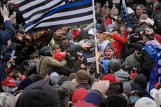 Capitolio: video muestra a simpatizantes de Trump golpeando a policía bajo la bandera de Blue Lives Matter