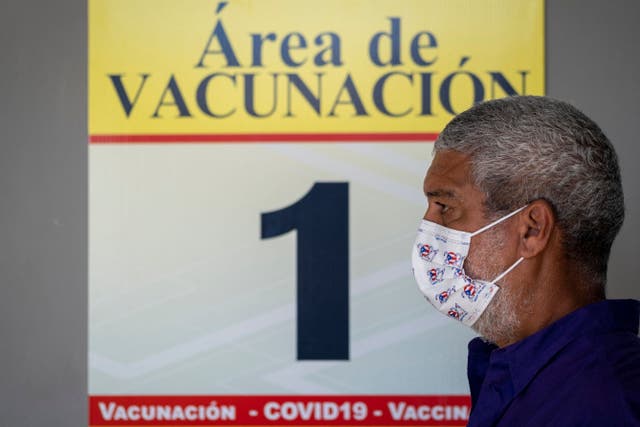 Un hombre espera en la fila para ser inoculado con la vacuna Moderna Covid-19 en un centro de vacunación de la Guardia Nacional de Puerto Rico
