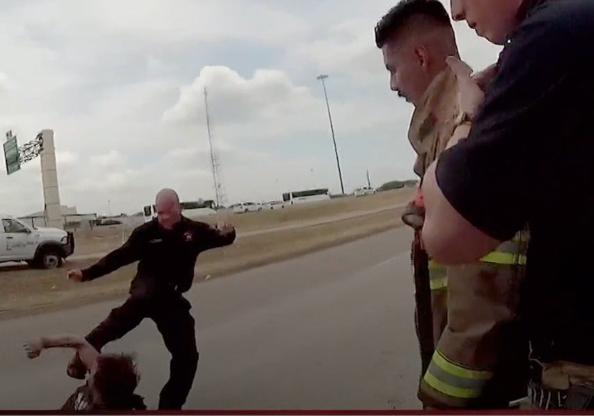 Paramédico con entrenamiento en MMA suspendido después de lesionar a vagabundo 