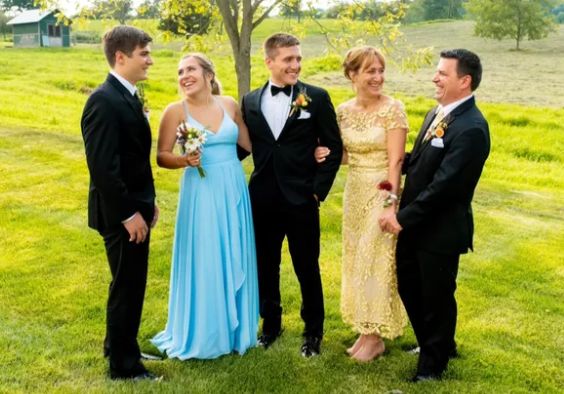 Estudiante estadounidense muere después de asfixiarse en competencia de comer hot dogs