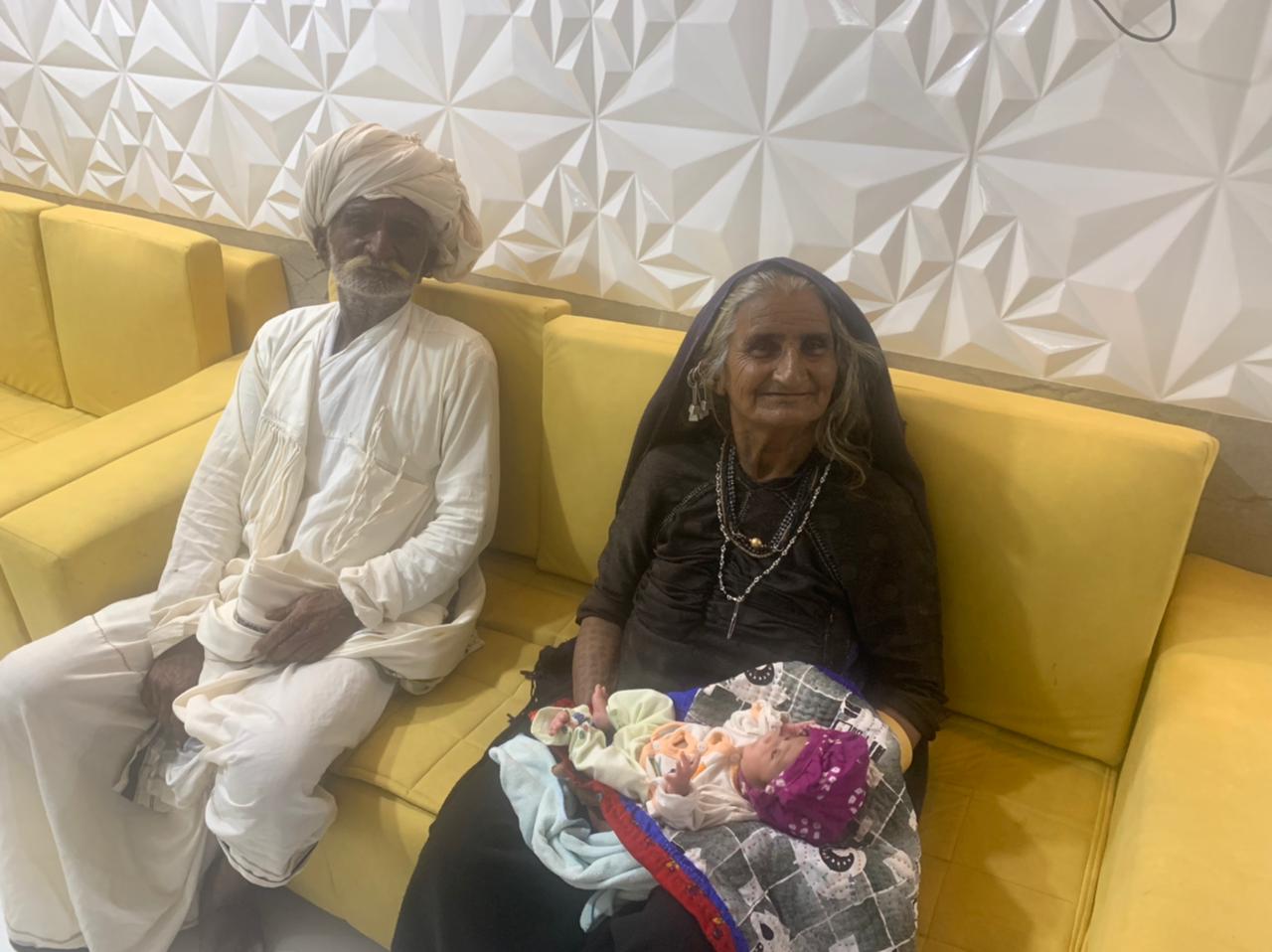 “Es un milagro”: Mujer que se cree que tiene 70 años da a luz a su primer hijo en la India