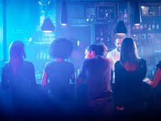 Reino Unido: Pub anuncia noche solo para chicas tras ola de pinchazos para drogar a mujeres en bares