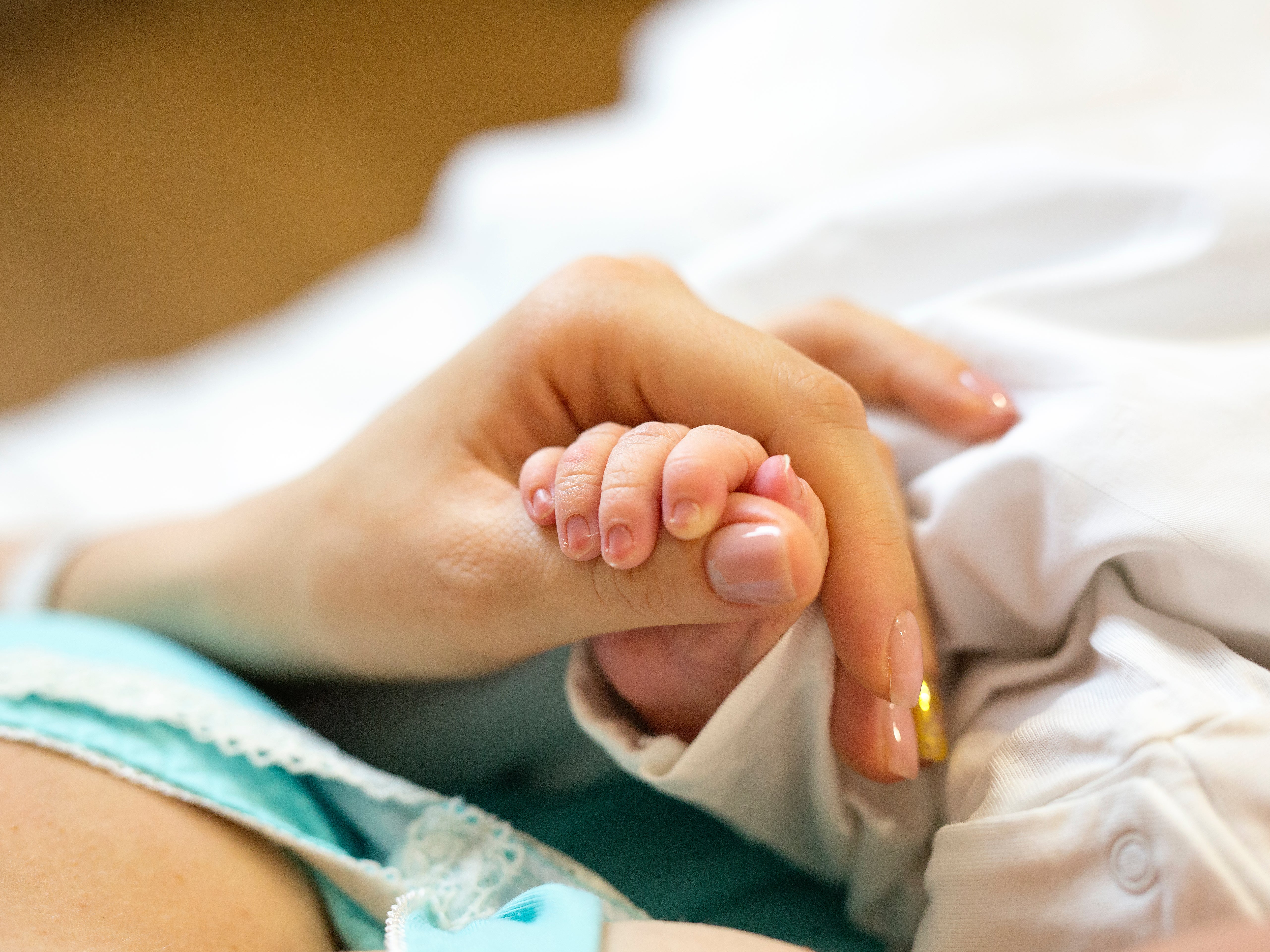 Madre da a luz a tres niñas el mismo día durante tres años