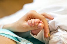 Madre da a luz a tres niñas el mismo día durante tres años