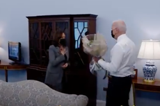Biden sorprende a Kamala Harris con flores y un regalo de cumpleaños