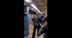 Alcalde de Nueva York critica a policías que sacaron a pasajero del metro después de que pidiera usaran sus cubrebocas