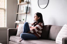 Cómo cuidar tu salud mental si necesitas autoaislarte este invierno