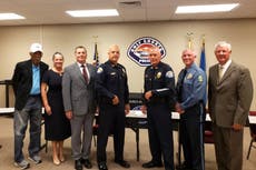 Morgan Freeman entrevista a reclutas de policía en Alabama