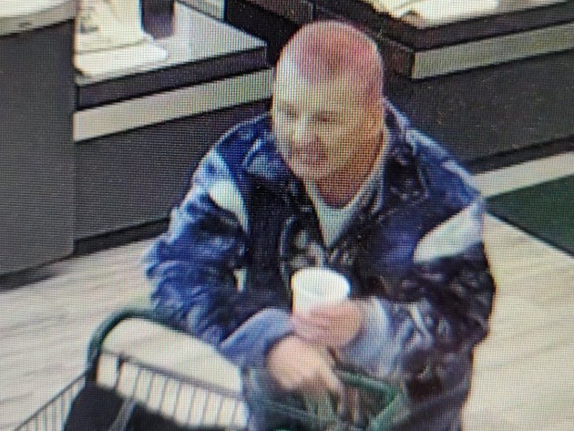 Michigan: mujer “armada y peligrosa” en pijama de Mickey Mouse es arrestada por asesinato de cuatro personas