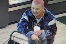 Michigan: mujer “armada y peligrosa” en pijama de Mickey Mouse es arrestada por asesinato de cuatro personas