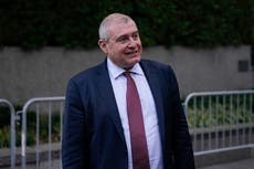 Jurado escucha alegatos en juicio a asociado de Giuliani