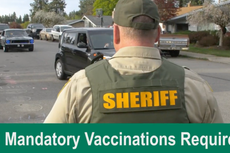 Sheriff de Spokane desata protestas al ofrecer trabajo a policías que se nieguen a vacunarse