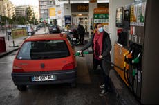 Francia ofrece dinero ante alza de precios de gasolina