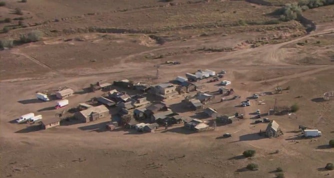 Alec Baldwin dispara un arma de utilería en set de Rust, mata a una persona e hirie a otra