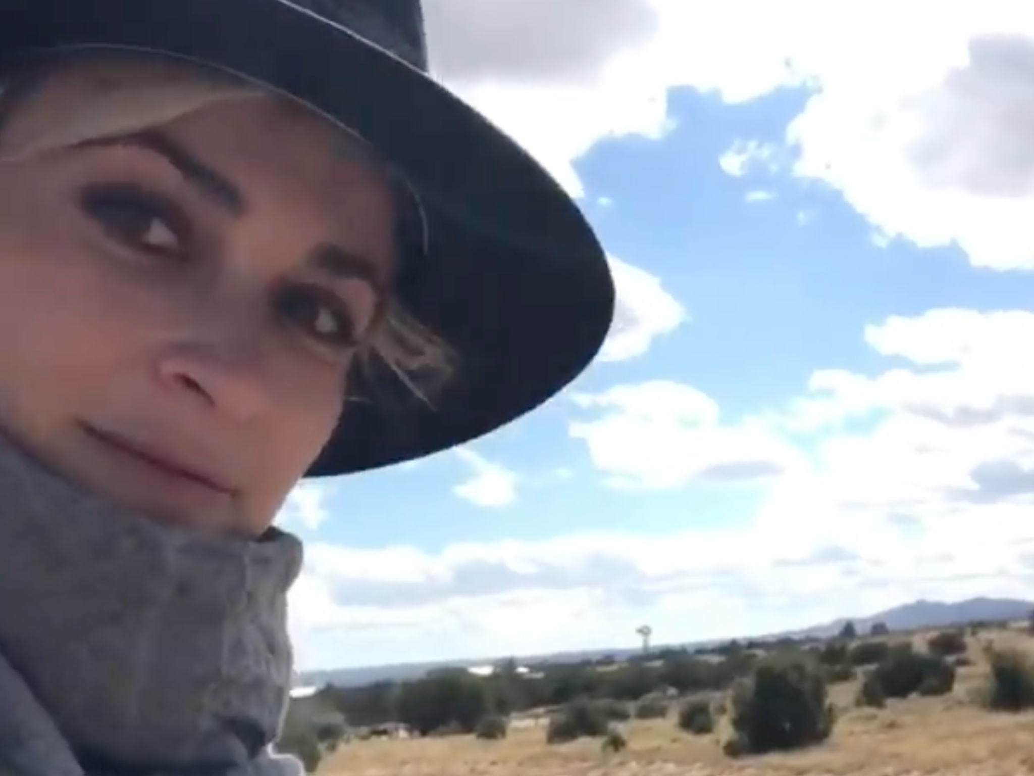 Halyna Hutchins: fans rinden homenaje a directora de fotografía que murió en incidente con arma de utilería por Alec Baldwin