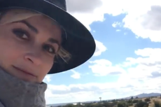 Halyna Hutchins: fans rinden homenaje a directora de fotografía que murió en incidente con arma de utilería por Alec Baldwin