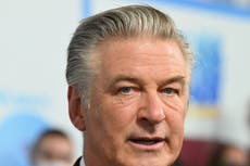 Rust: Captan a Alec Baldwin “llorando” afuera de la oficina del aguacil de Santa Fe