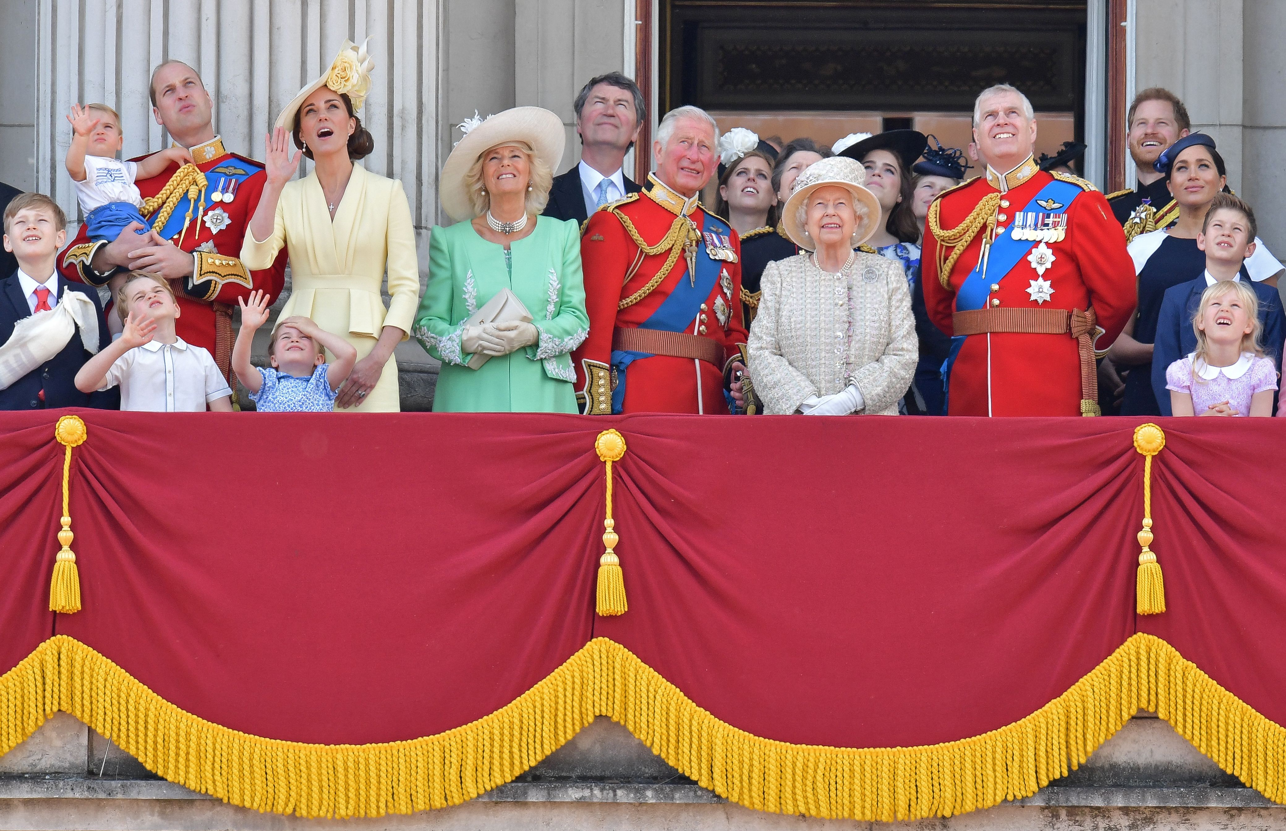 La Reina y su familia extendida en el balcón del palacio de Buckingham, en 2019